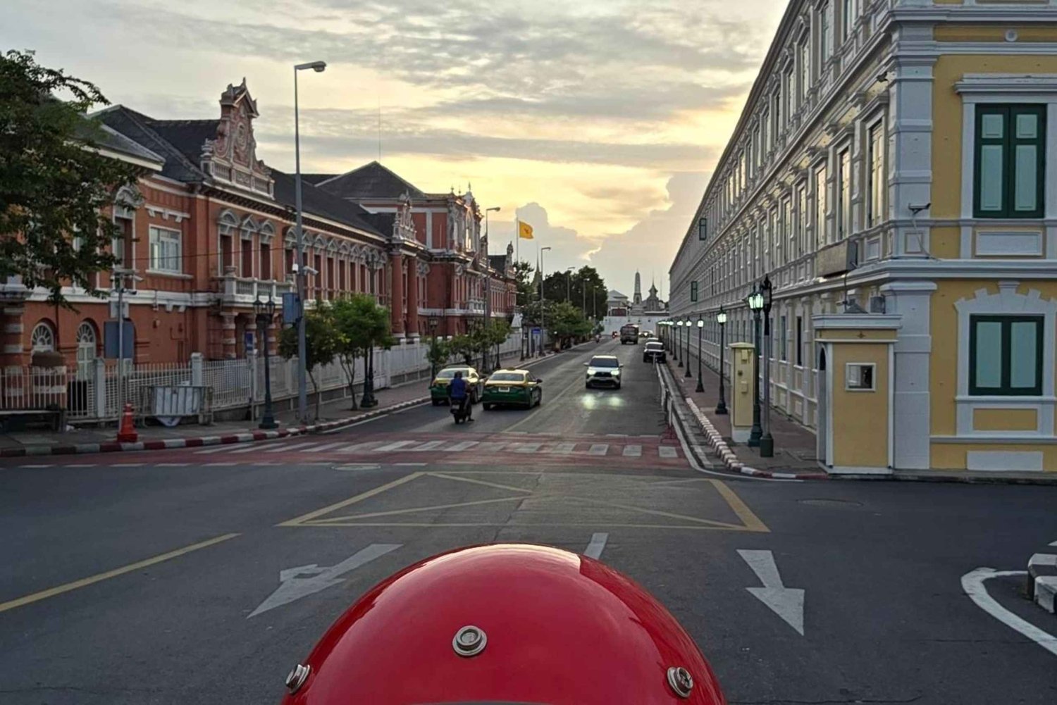 バンコク:ベスパツアー(歴史的建造物巡りと食の試食付き)