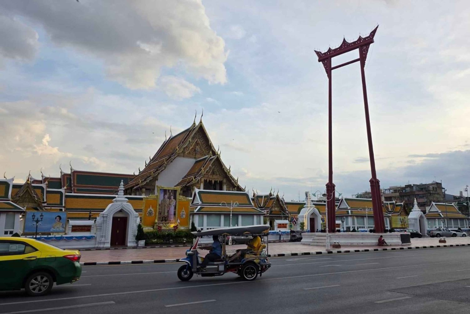 バンコク:ベスパツアー(歴史的建造物巡りと食の試食付き)