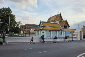 バンコク:ベスパツアー(歴史的建造物巡りと食の試食付き)