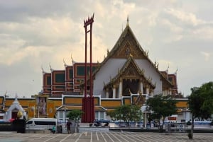 バンコク:ベスパツアー(歴史的建造物巡りと食の試食付き)