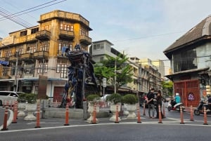 バンコク:ベスパツアー(歴史的建造物巡りと食の試食付き)