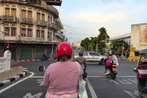 バンコク:ベスパツアー(歴史的建造物巡りと食の試食付き)