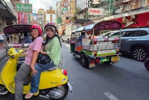 バンコク:ベスパツアー(歴史的建造物巡りと食の試食付き)