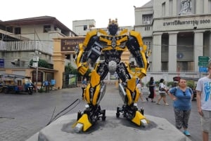 バンコク:ベスパツアー(歴史的建造物巡りと食の試食付き)