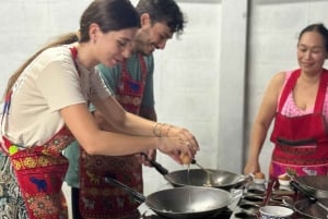 バンコク:ベスパツアー(歴史的建造物巡りと食の試食付き)