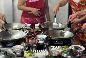バンコク:ベスパツアー(歴史的建造物巡りと食の試食付き)