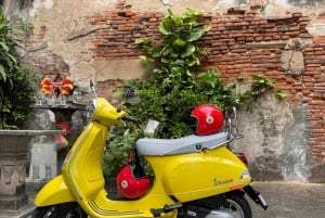 バンコク:ベスパツアー(歴史的建造物巡りと食の試食付き)