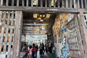 バンコク:ベスパツアー(歴史的建造物巡りと食の試食付き)