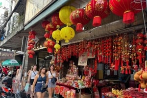 バンコク:ベスパツアー(歴史的建造物巡りと食の試食付き)