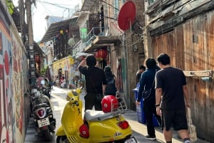 バンコク:ベスパツアー(歴史的建造物巡りと食の試食付き)