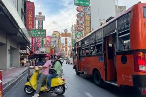 バンコク:ベスパツアー(歴史的建造物巡りと食の試食付き)