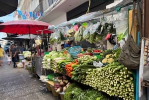 バンコク:ベスパツアー(歴史的建造物巡りと食の試食付き)