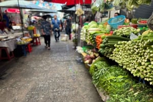 バンコク:ベスパツアー(歴史的建造物巡りと食の試食付き)