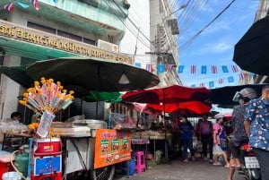 バンコク:ベスパツアー(歴史的建造物巡りと食の試食付き)
