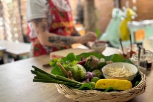 バンコク:ベスパツアー(歴史的建造物巡りと食の試食付き)