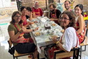 バンコク:ベスパツアー(歴史的建造物巡りと食の試食付き)