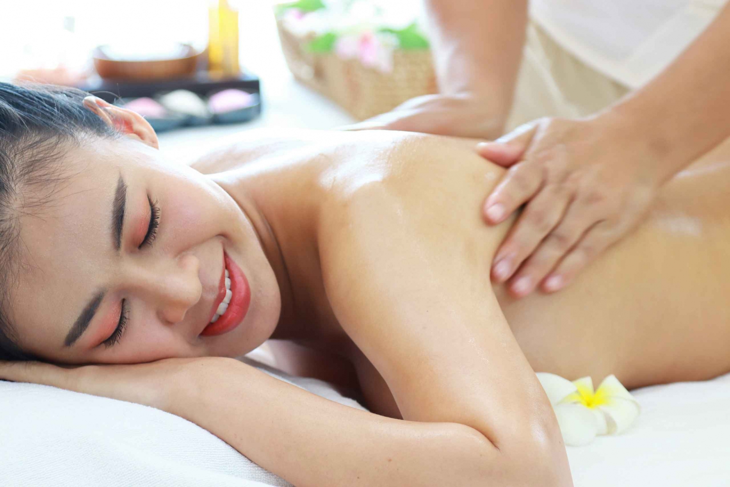 Bangkok: Wat Pho Thai Massage in Your Hotel Room