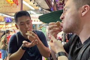 Bangkokissa: Bangkok: Street Food Tasting Tour By Night
