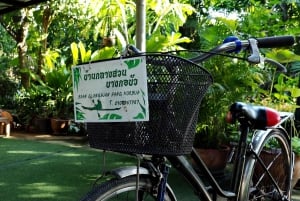 Cykel i lokalsamfundet nær Bangkok