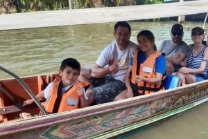 Passeio de barco pelo mercado flutuante de Damnoen Saduak