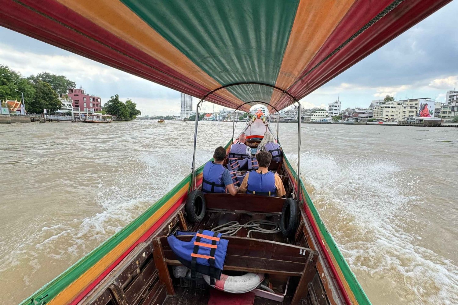 Kanaltur med langhalet båt i Bangkok