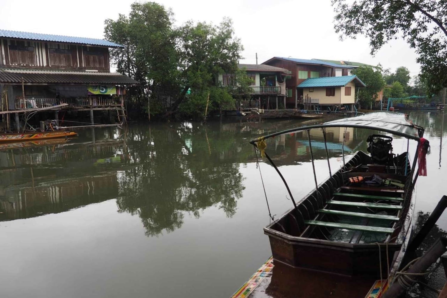 ダムヌン＆マエクロン：タイの象徴的な市場体験