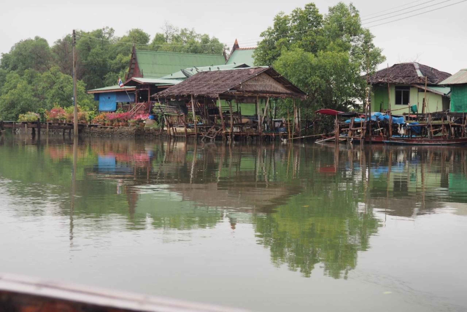 ダムヌン＆マエクロン：タイの象徴的な市場体験