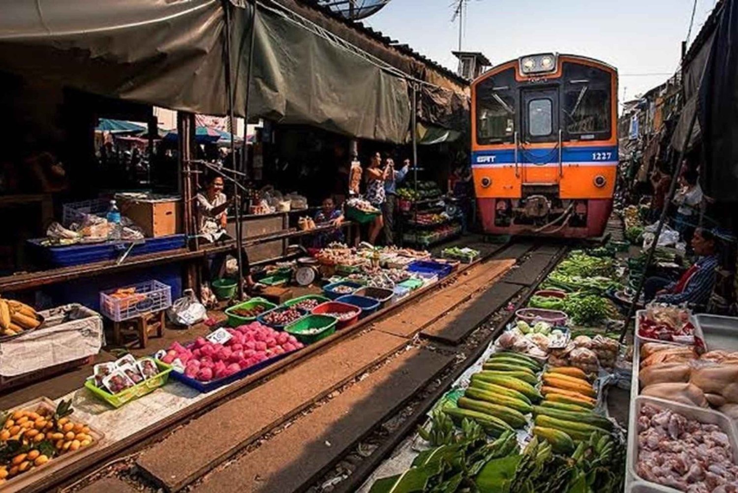 Visita ao mercado ferroviário de Damnoen Saduak e Maeklong (Visita de grupo)