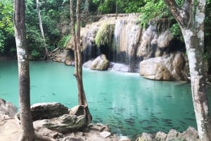 Da Bangkok: Tour privato delle cascate di Erawan e Kanchanaburi