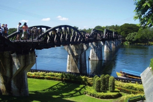 Vanuit Bangkok: Privétour Erawan Park & Olifanten voeren