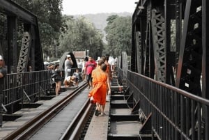 Von Bangkok aus: Kriegsfriedhof Kanchanaburi und Todeseisenbahn...