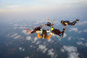 Pattaya: Dropzone Tandem-Fallschirmsprung-Erlebnis mit Meerblick