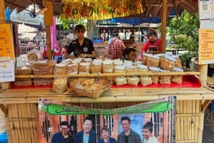 Bangkokista : Taling Chanin kelluvat markkinat tiikkiveneellä