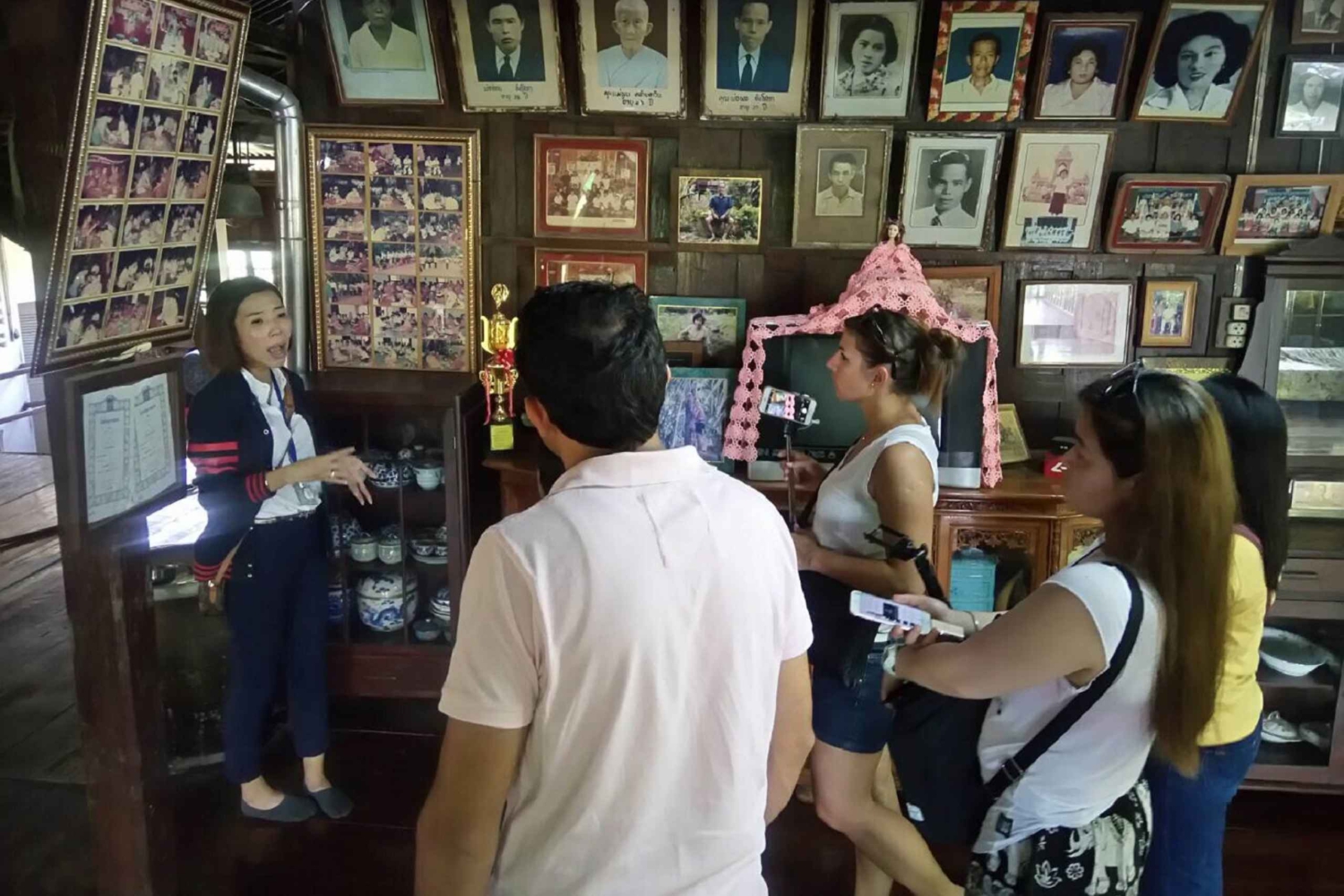 Von Bangkok aus: Der schwimmende Markt von Thaka