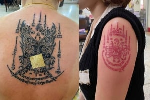 Bangkokissa: Bang Phra Wat Bang Phra -kadulla: Käsin tökitty thaimaalainen tatuointi ja siunaus.