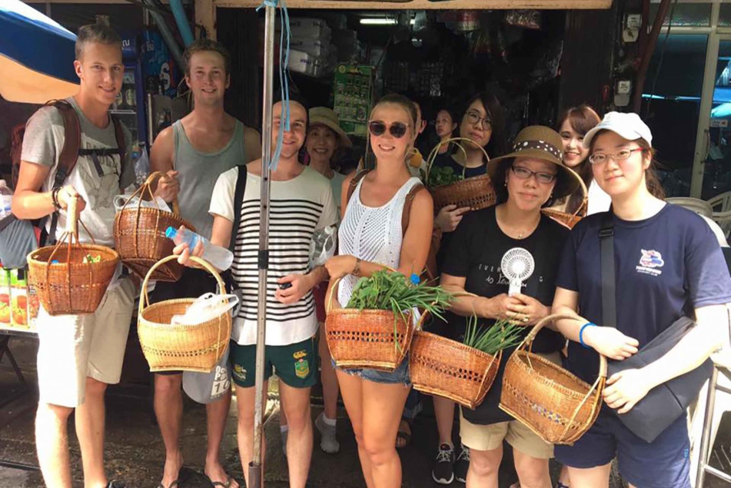 Sukhumvit: Praktyczna lekcja gotowania tajskiego i wycieczka po targu w BKK