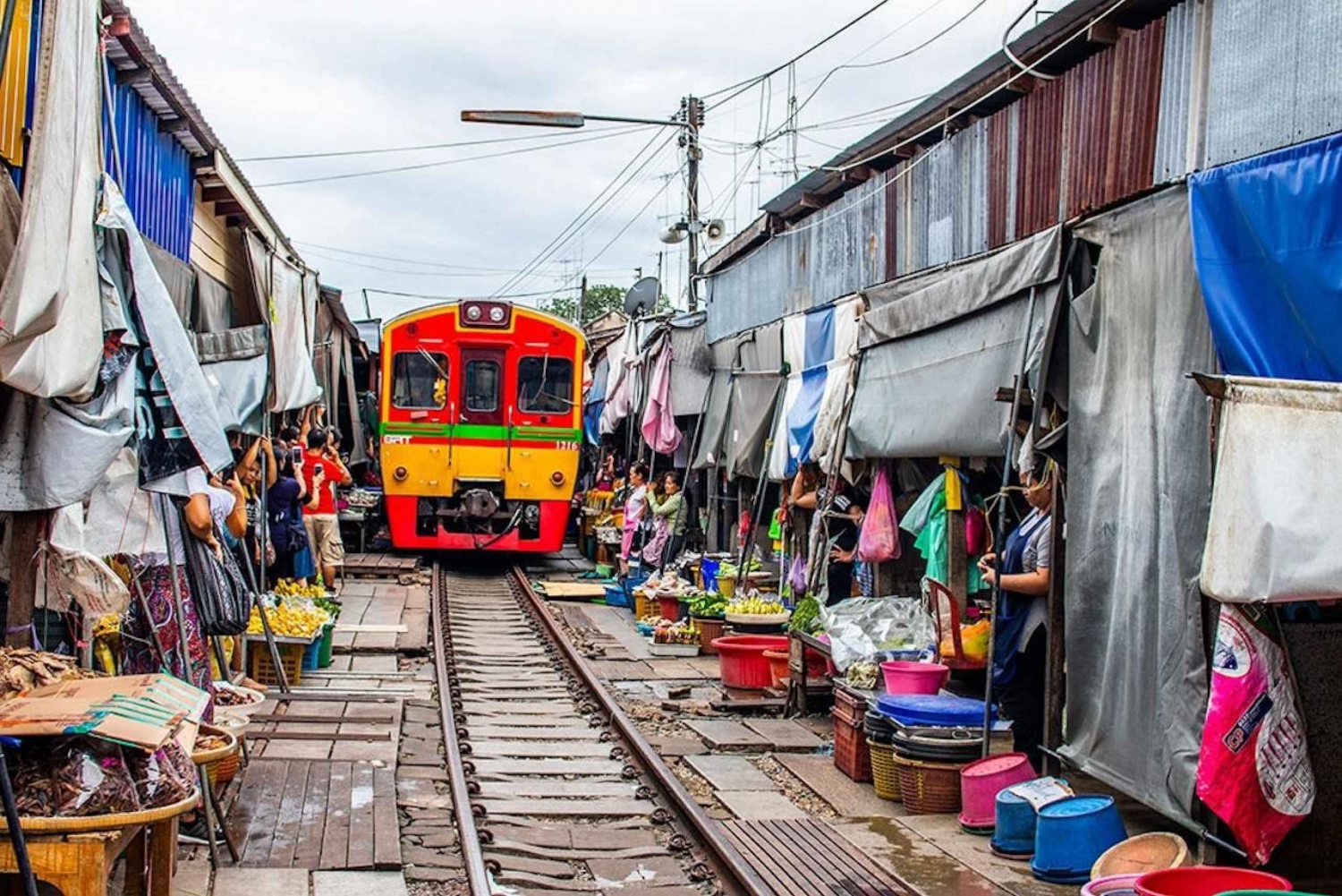 Otroliga Damnoen Saduak flytande marknad och järnvägsmarknad