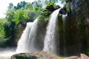 Khao Yain viidakko-kävely ja Haew Suwat -vesiputous thaimaalaisella lounaspaketilla