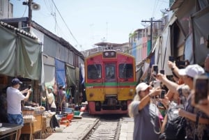 Bangkokissa: Maeklongin rautatietori ja kelluvien markkinoiden kierros.