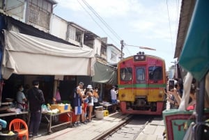 Bangkokissa: Maeklongin rautatietori ja kelluvien markkinoiden kierros.