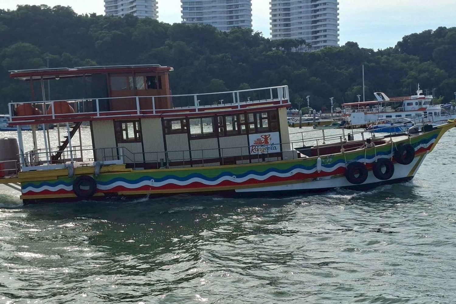 Bådparty på bølgerne ved solnedgang i Pattaya