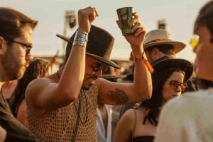 Bådparty på bølgerne ved solnedgang i Pattaya