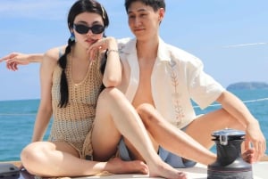 Bådparty på bølgerne ved solnedgang i Pattaya