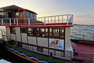 Bådparty på bølgerne ved solnedgang i Pattaya