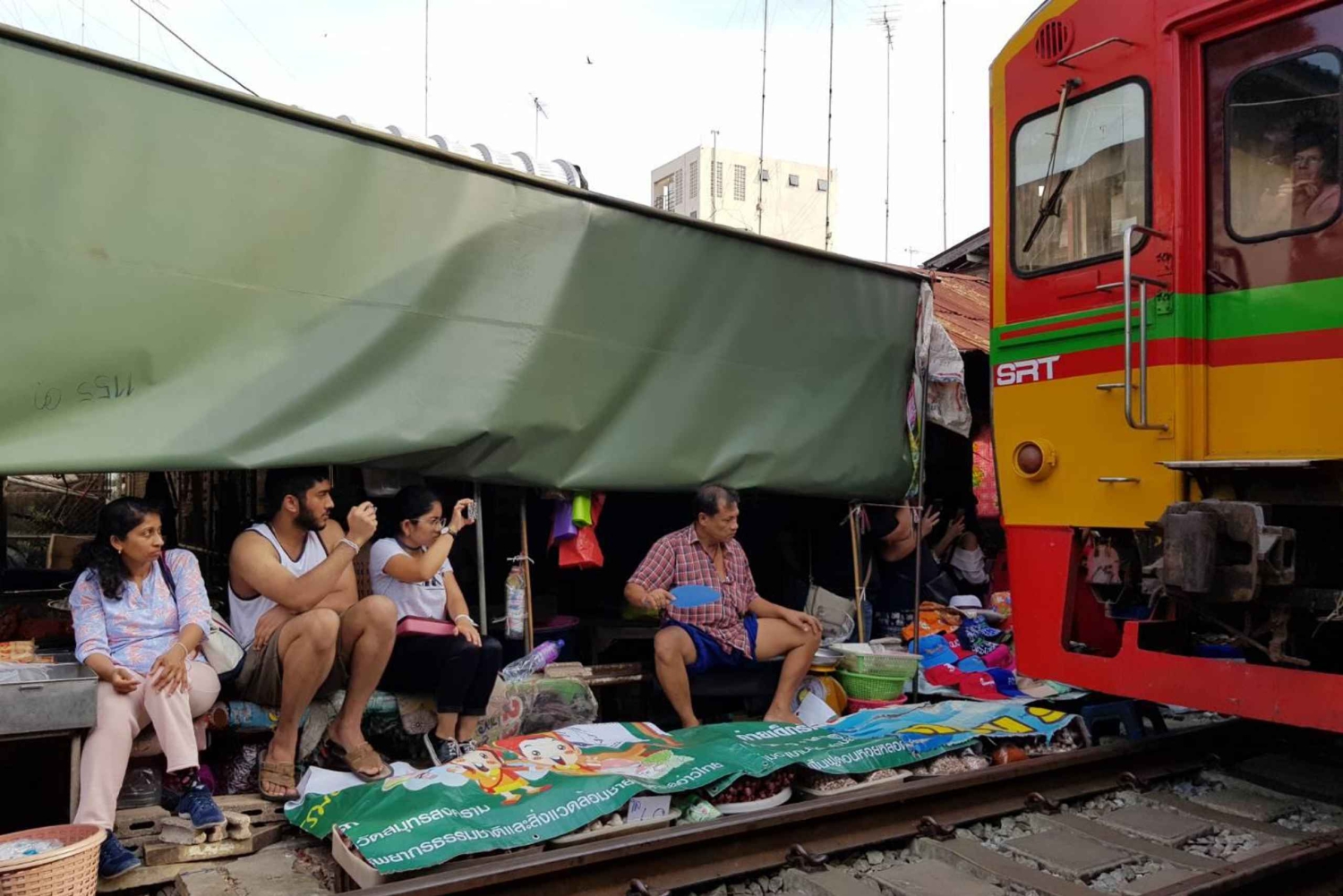 Privat flytande marknad och tågmarknad + DRAGON-templet + thailändskt café