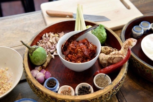 Sathon: Praktisk thailandsk madlavningskursus og markedstur i Bangkok