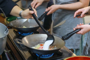 Sathon: Praktisk thailandsk madlavningskursus og markedstur i Bangkok