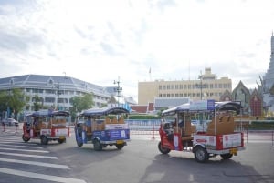 電動トゥクトゥクで寺院を巡るセルフツアー