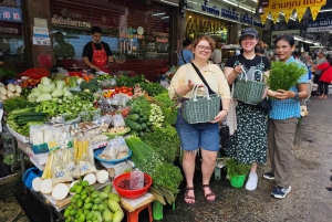 Thailändsk matlagningskurs och marknadstur med fruktprovning