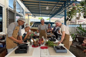 Thailändsk matlagningskurs och marknadstur med fruktprovning